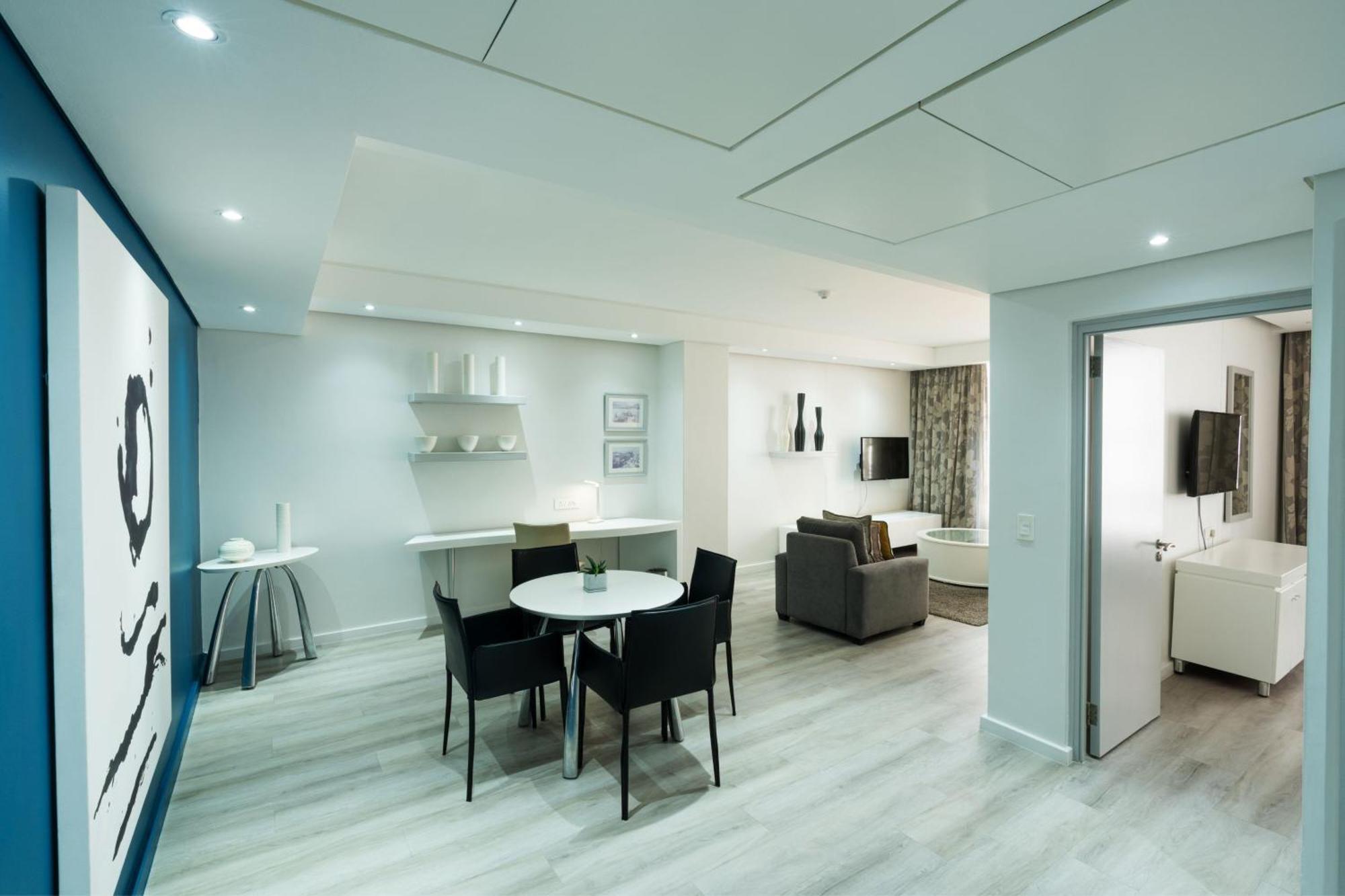 Protea Hotel By Marriott Cape Town North Wharf Bagian luar foto
