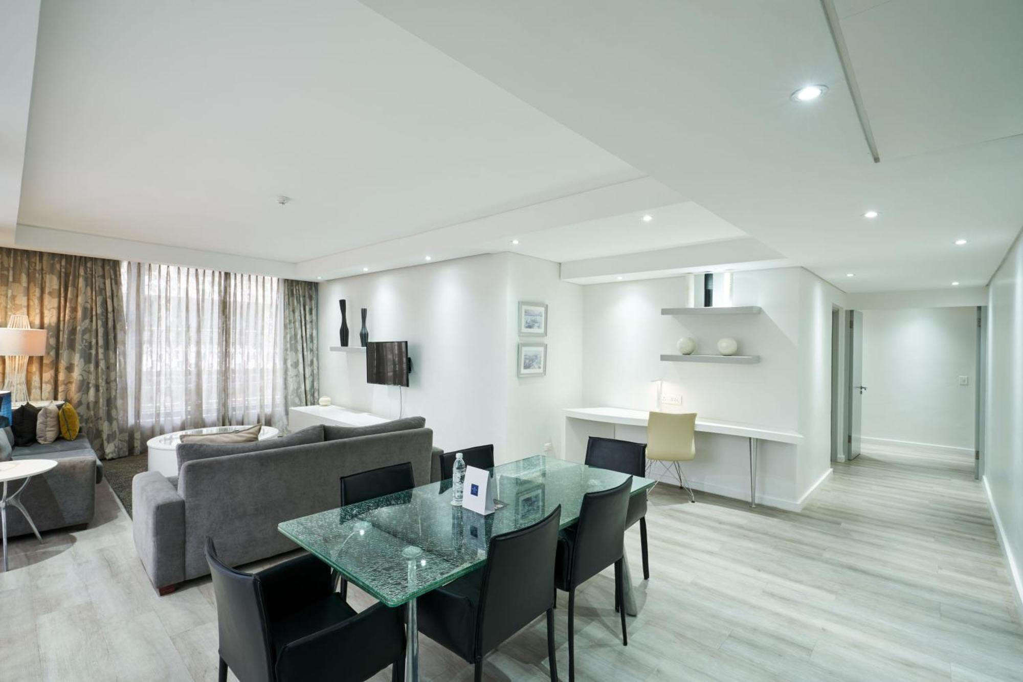 Protea Hotel By Marriott Cape Town North Wharf Bagian luar foto