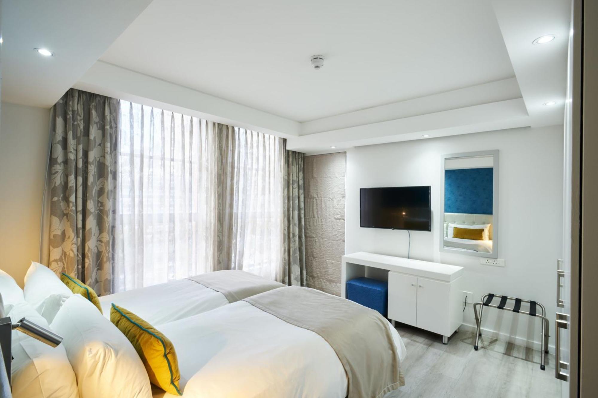Protea Hotel By Marriott Cape Town North Wharf Bagian luar foto