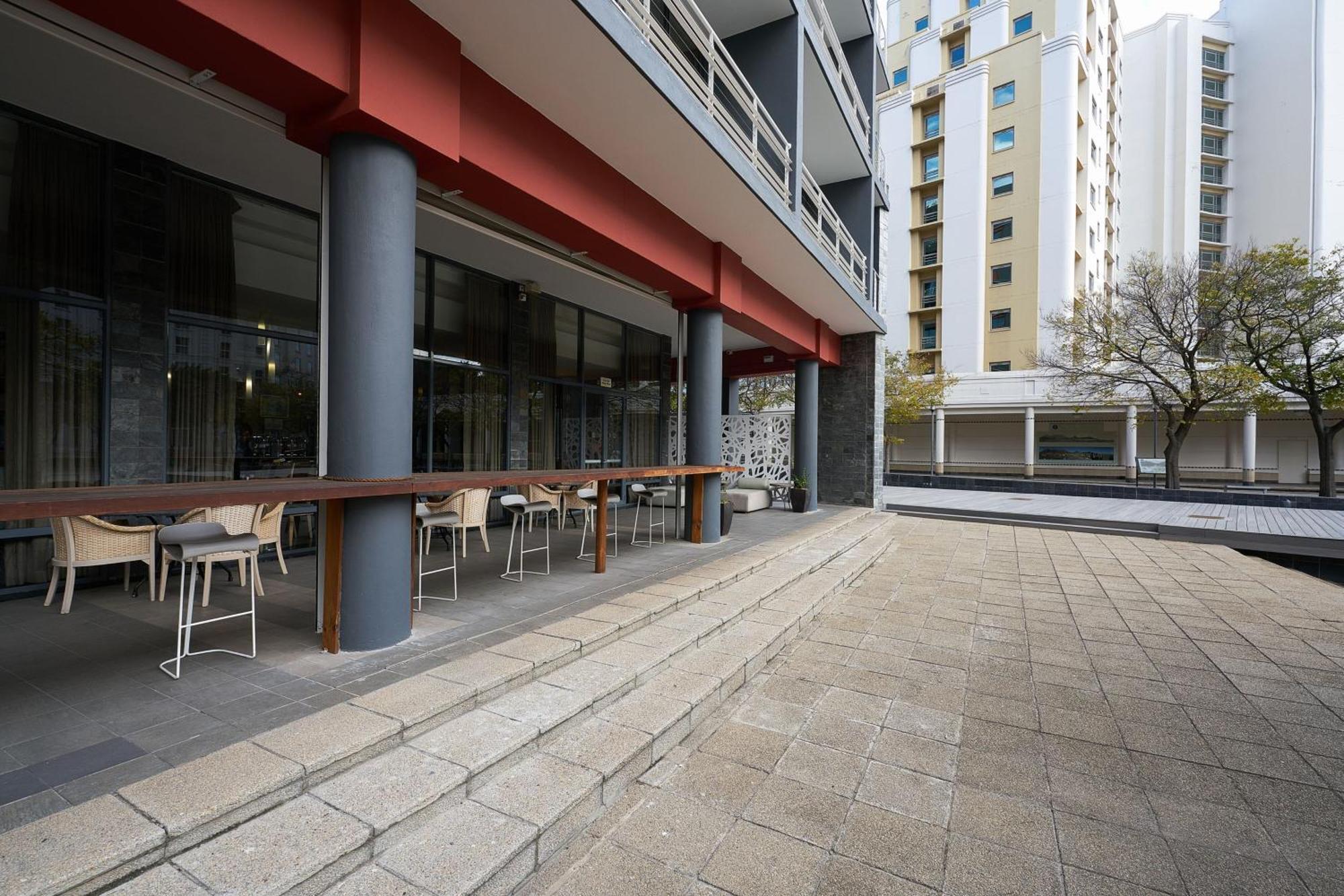 Protea Hotel By Marriott Cape Town North Wharf Bagian luar foto
